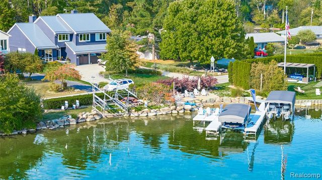 2372 Pine Lake Road, West Bloomfield, MI 48324