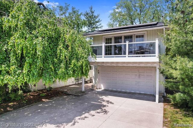 2372 Pine Lake Road, West Bloomfield, MI 48324
