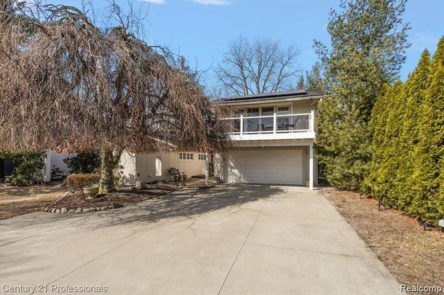 2372 Pine Lake Road, West Bloomfield, MI 48324