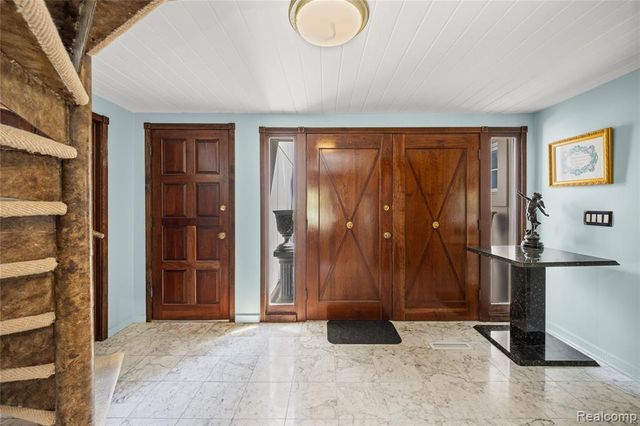 2372 Pine Lake Road, West Bloomfield, MI 48324