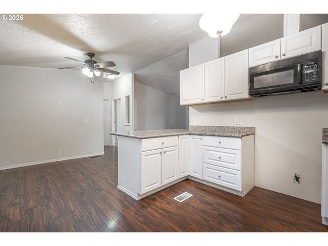 1000 S MCKERN Ct 10, Newberg, OR 97132
