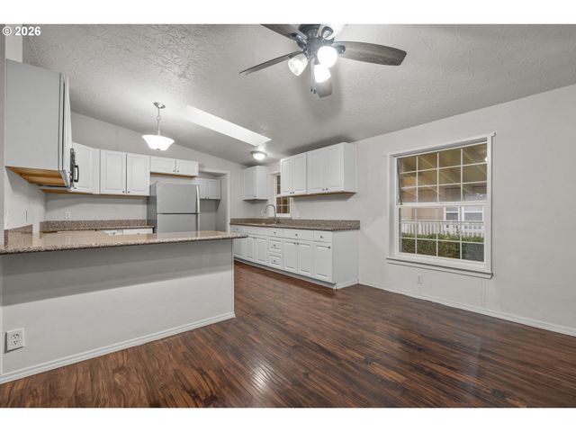 1000 S MCKERN Ct 10, Newberg, OR 97132