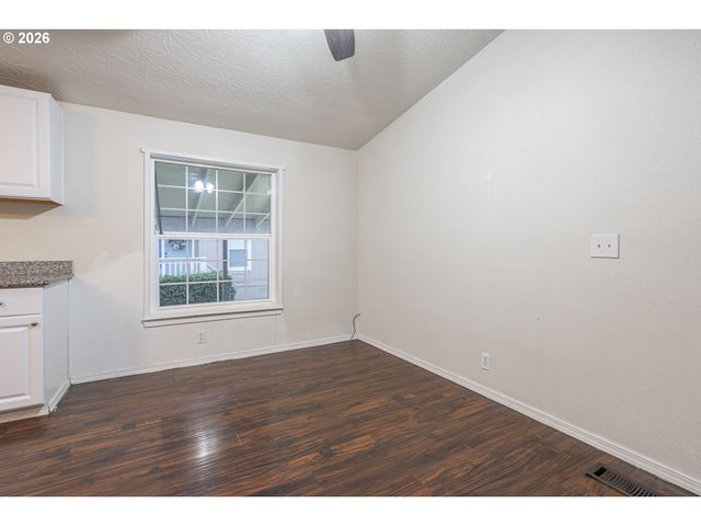 1000 S MCKERN Ct 10, Newberg, OR 97132