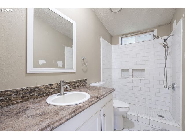 1000 S MCKERN Ct 10, Newberg, OR 97132