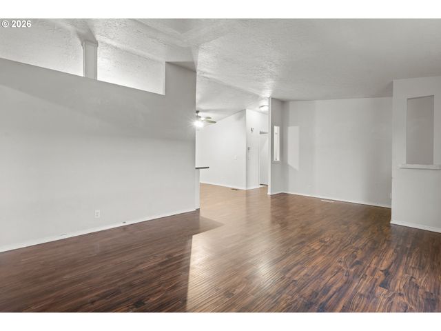 1000 S MCKERN Ct 10, Newberg, OR 97132