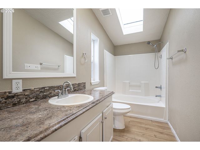 1000 S MCKERN Ct 10, Newberg, OR 97132