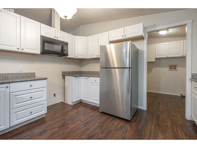 1000 S MCKERN Ct 10, Newberg, OR 97132