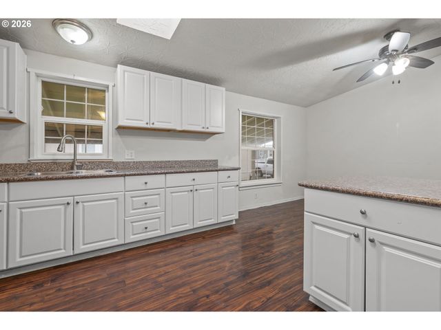 1000 S MCKERN Ct 10, Newberg, OR 97132