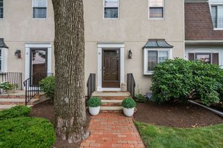 10 Denmark Ln 10, Needham, MA 02492