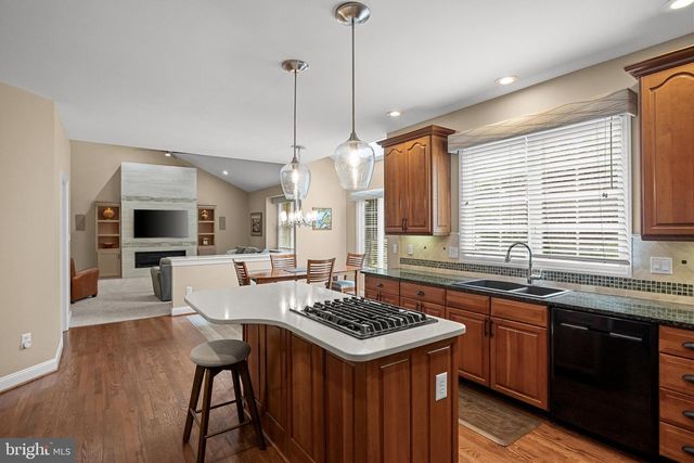 144 COUNTRY CLUB DR, Moorestown, NJ 08057