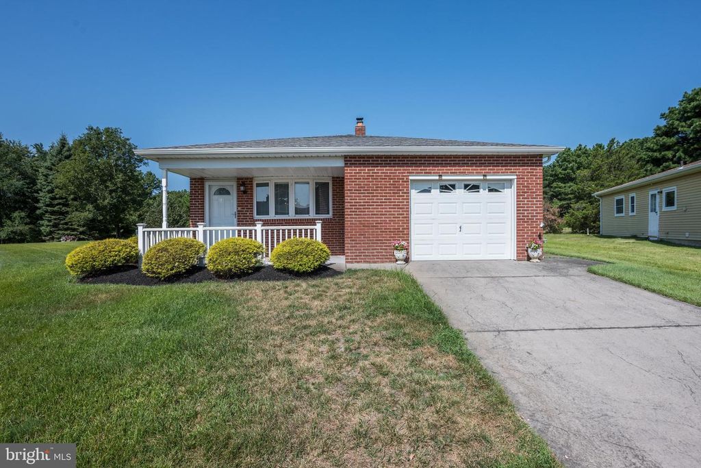 28 BAHAMIA DR, Toms River, NJ 08757