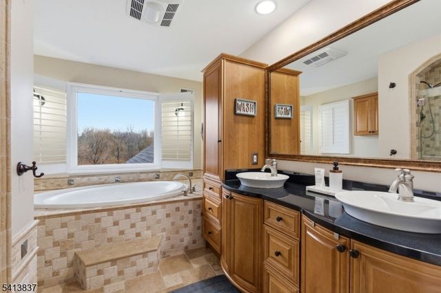 8 Spring Hunter Ct, Green Twp., NJ 07821