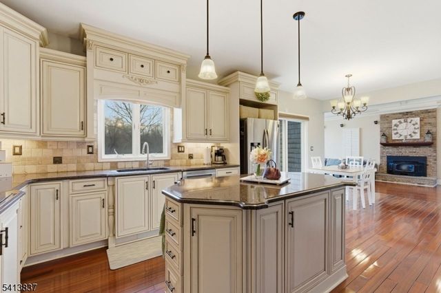 8 Spring Hunter Ct, Green Twp., NJ 07821