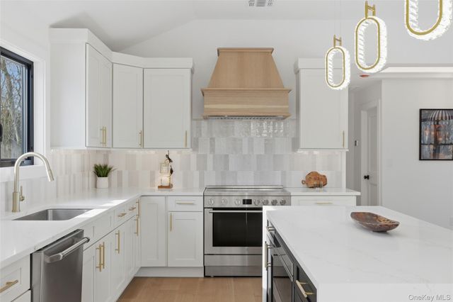 10 Tramposh Lane, Hampton Bays, NY 11946