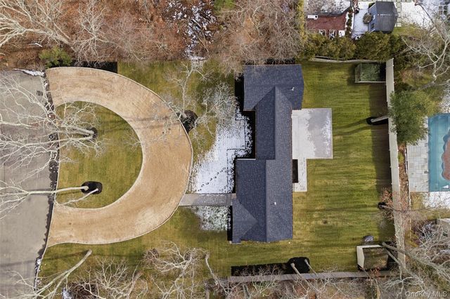 10 Tramposh Lane, Hampton Bays, NY 11946