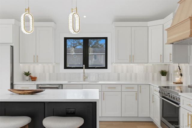 10 Tramposh Lane, Hampton Bays, NY 11946