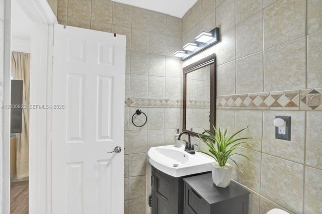 17501 NW 85th Ave, Hialeah, FL 33015