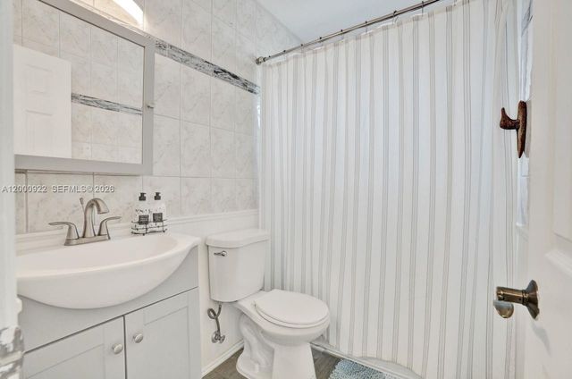 17501 NW 85th Ave, Hialeah, FL 33015