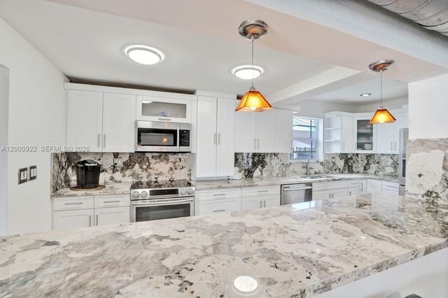 17501 NW 85th Ave, Hialeah, FL 33015