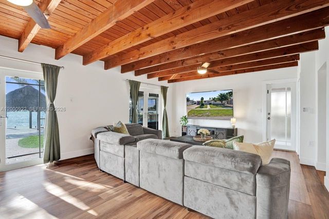 17501 NW 85th Ave, Hialeah, FL 33015