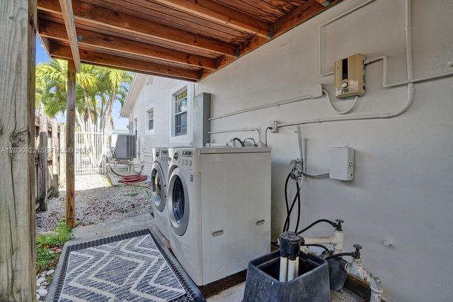 17501 NW 85th Ave, Hialeah, FL 33015