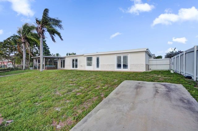 17501 NW 85th Ave, Hialeah, FL 33015
