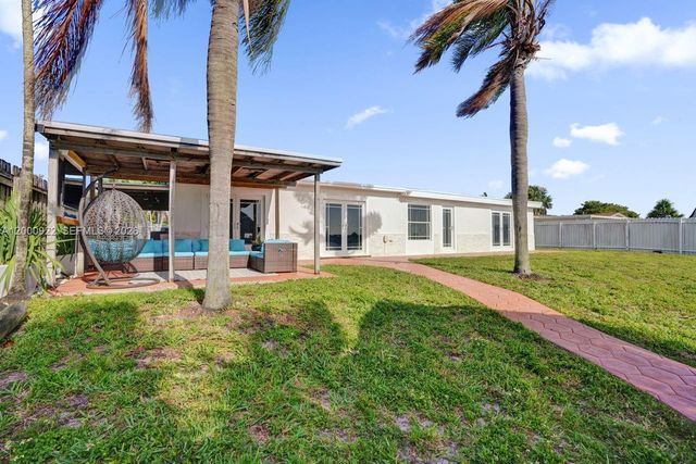 17501 NW 85th Ave, Hialeah, FL 33015