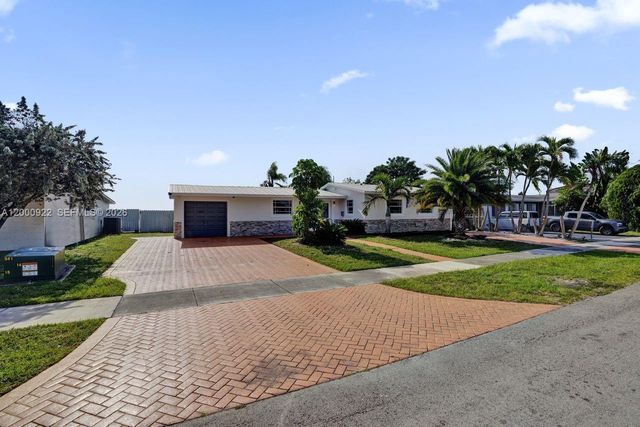 17501 NW 85th Ave, Hialeah, FL 33015