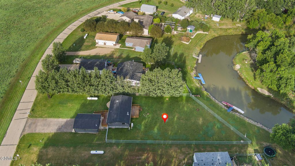 620 Rosie Lane N, Mandan, ND 58554 photo 2