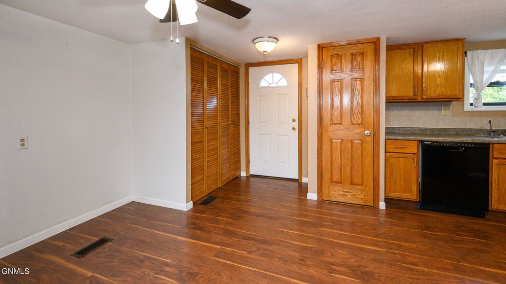 620 Rosie Lane N, Mandan, ND 58554 photo 3