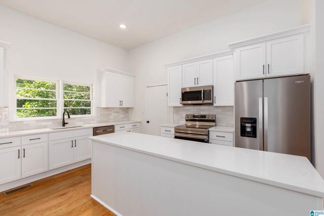 210 E COLLEGE STREET, Columbiana, AL 35051