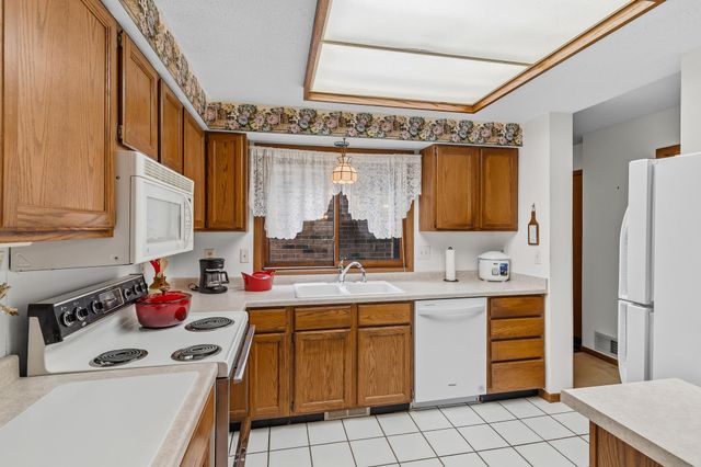 2420 Mendelssohn Lane N 5, Golden Valley, MN 55427