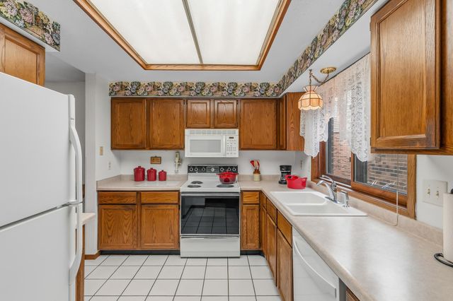 2420 Mendelssohn Lane N 5, Golden Valley, MN 55427