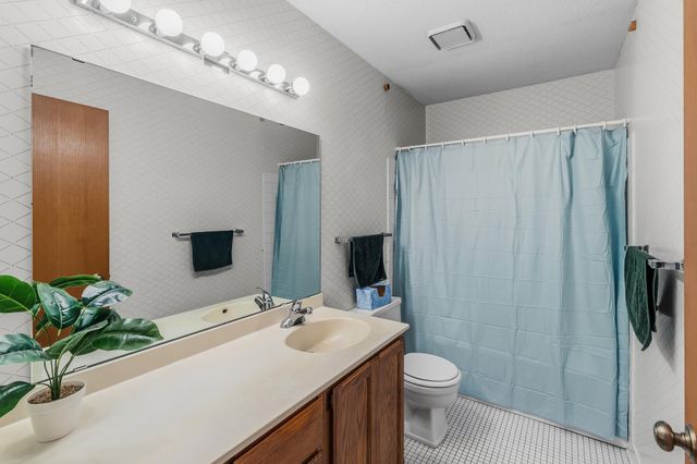 2420 Mendelssohn Lane N 5, Golden Valley, MN 55427