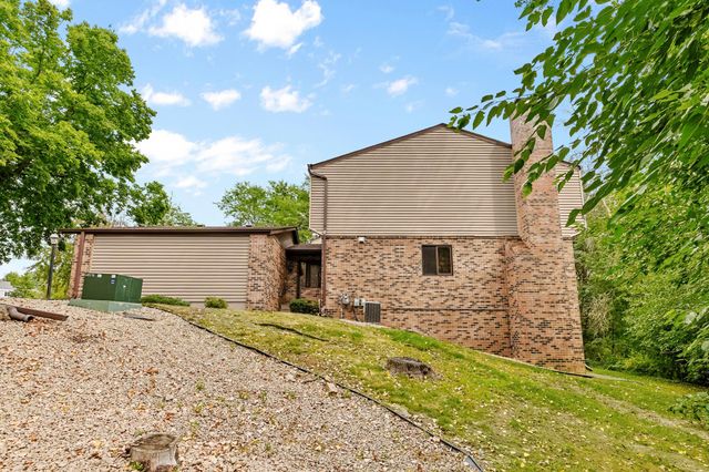 2420 Mendelssohn Lane N 5, Golden Valley, MN 55427