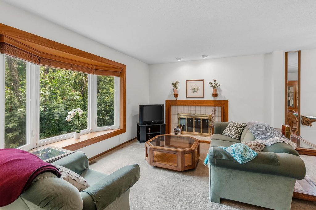 2420 Mendelssohn Lane N 5, Golden Valley, MN 55427