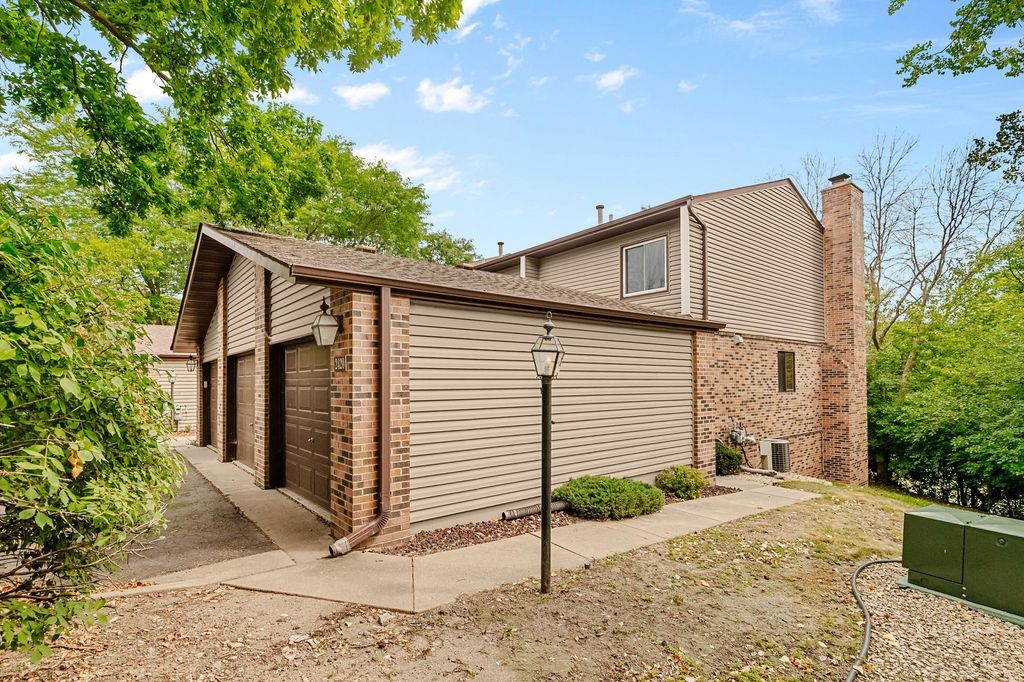 2420 Mendelssohn Lane N 5, Golden Valley, MN 55427 — photo 3
