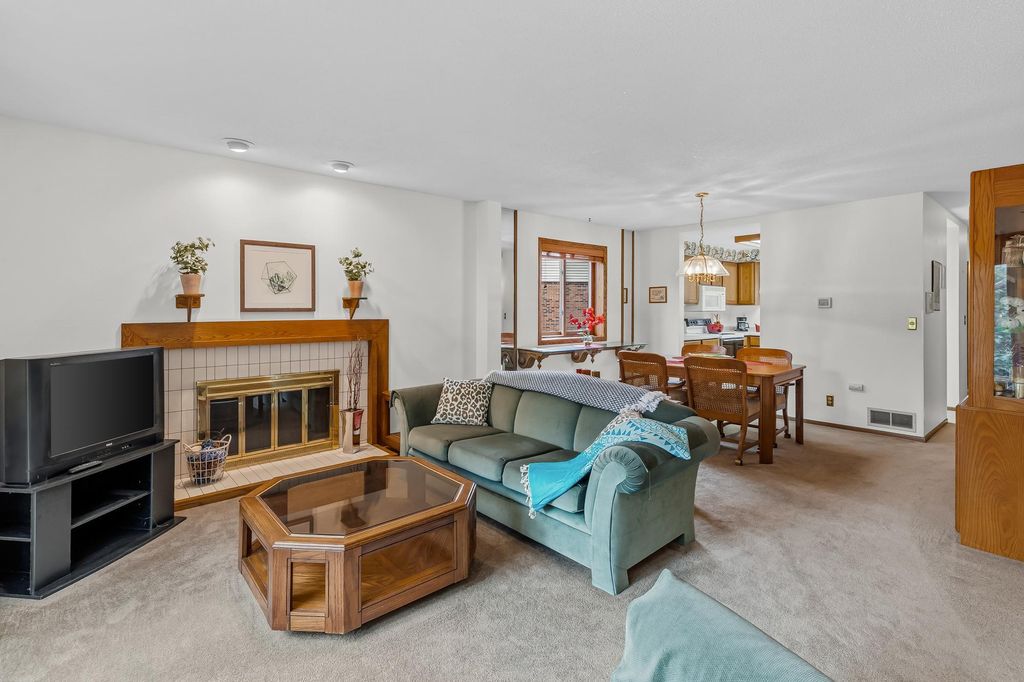 2420 Mendelssohn Lane N 5, Golden Valley, MN 55427 — photo 4
