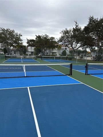 752 NW 208th Ter, Pembroke Pines, FL 33029