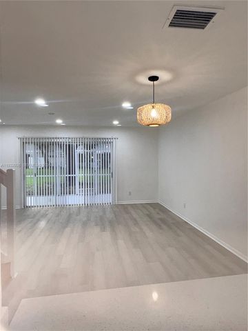 752 NW 208th Ter, Pembroke Pines, FL 33029