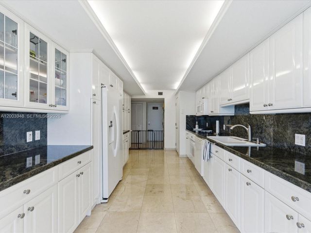 600 Grapetree Dr 10BN, Key Biscayne, FL 33149