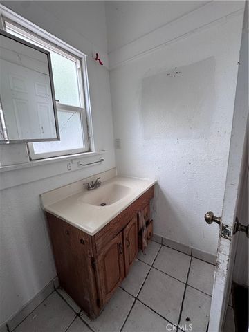 1467 W Vernon, Los Angeles, CA 90062