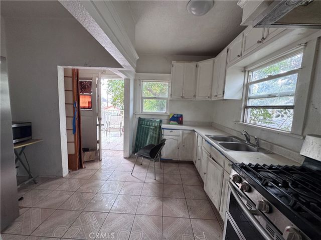 1467 W Vernon, Los Angeles, CA 90062