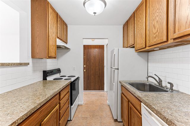 7050 Villa Drive 5, Waterford, MI 48327