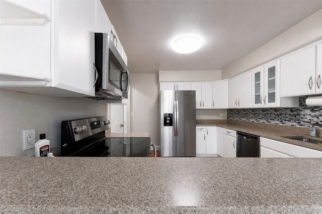 1520 Brentwood Drive, Troy, MI 48098