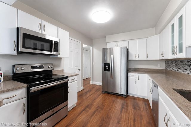 1520 Brentwood Drive, Troy, MI 48098