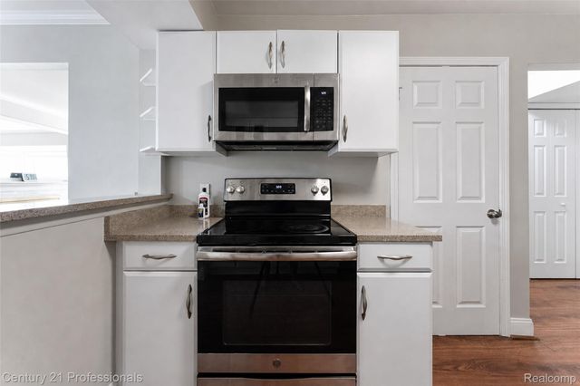 1520 Brentwood Drive, Troy, MI 48098