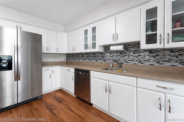 1520 Brentwood Drive, Troy, MI 48098