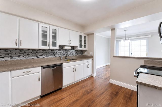 1520 Brentwood Drive, Troy, MI 48098