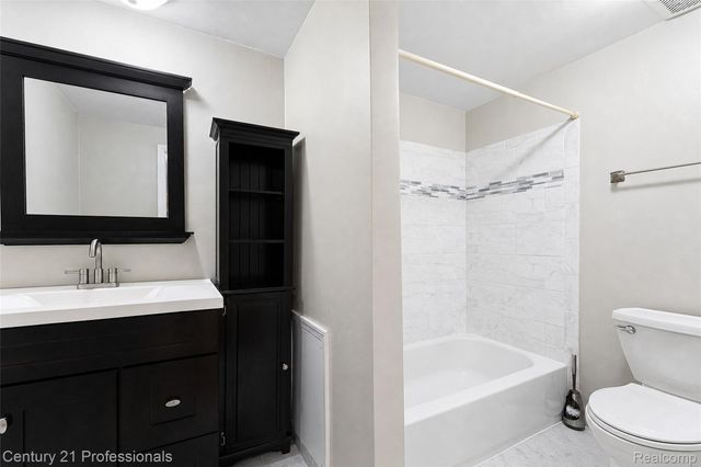 1520 Brentwood Drive, Troy, MI 48098